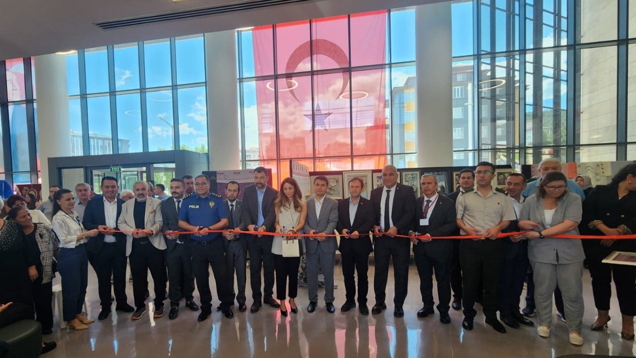 Acıpayam Halk Eğitim Merkezi kursiyerlerinin el emeği ürünleri görücüye çıktı