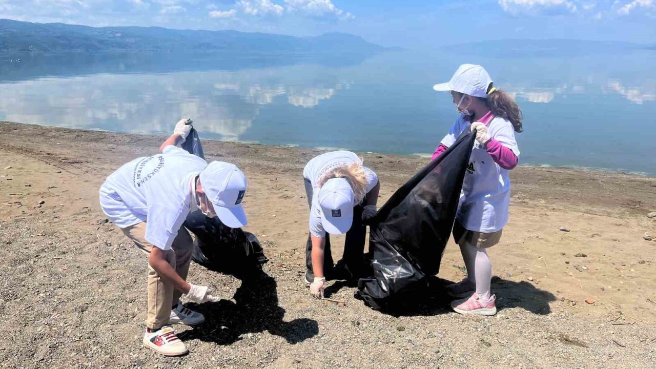 Minik gönüllülerden İznik’te sahil temizliği