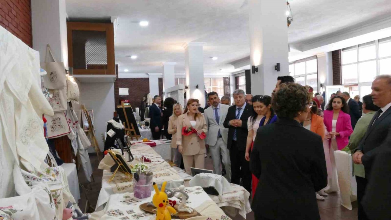 Kilimli Halk Eğitim Merkezi Müdürlüğü’nden yıl sonu sergisi