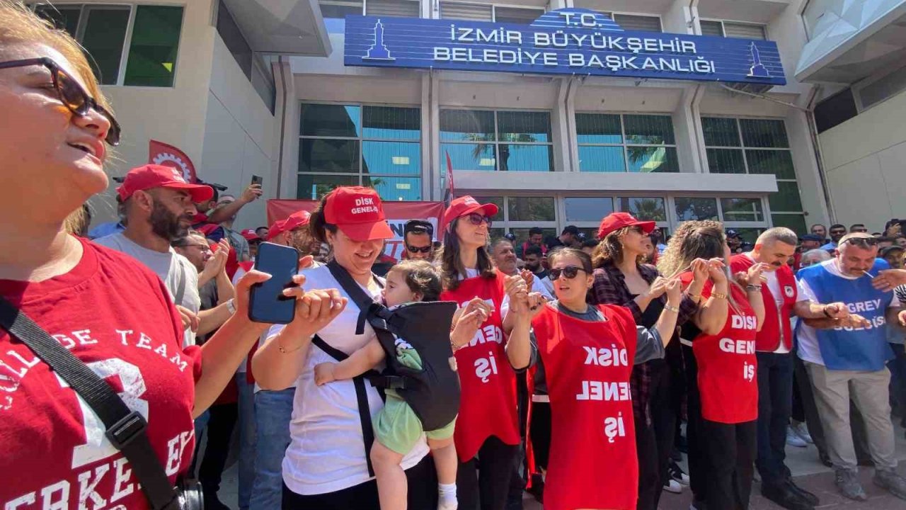 Greve çıkan binlerce işçi İzmir Büyükşehir önünde toplandı