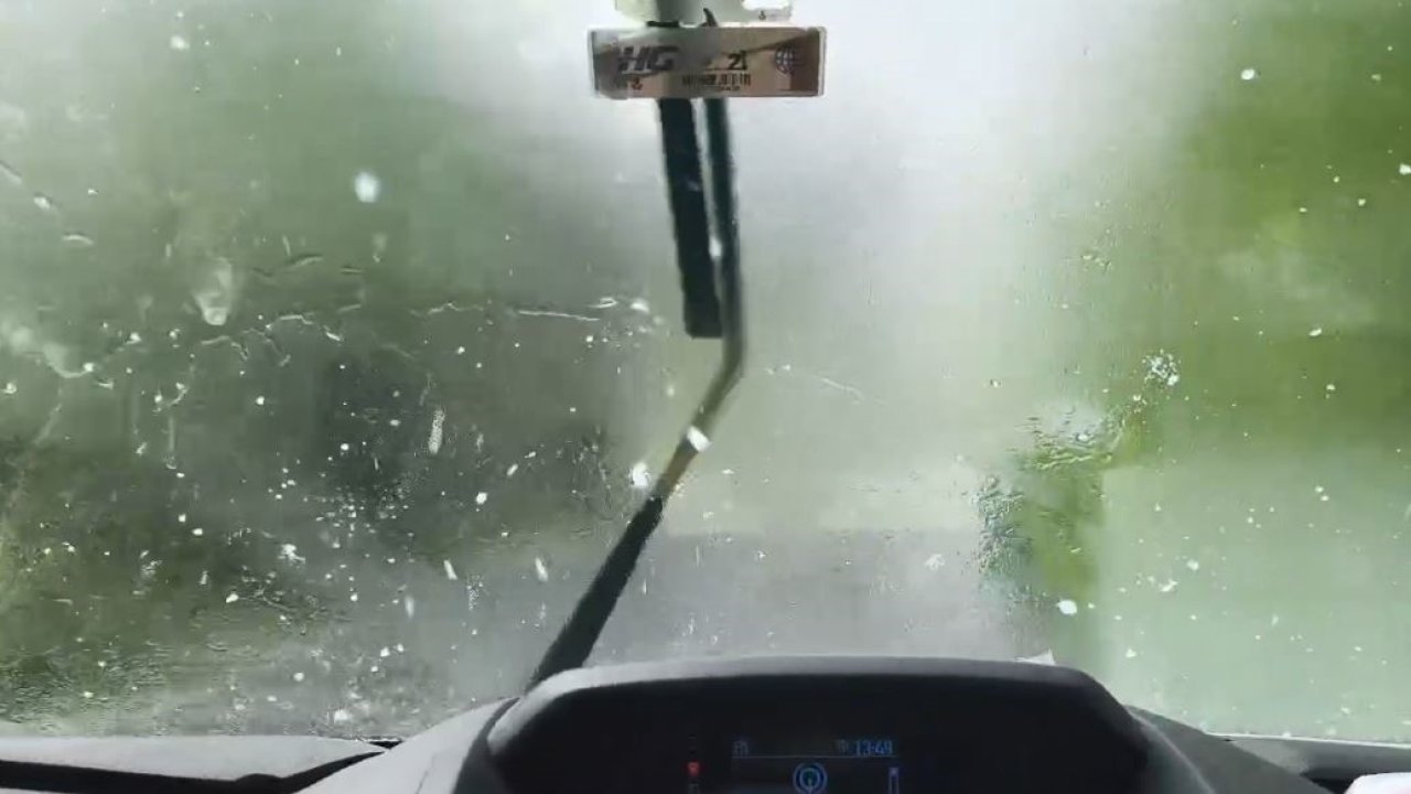 Artvin’de dolu yağışına silecekler yetişmedi