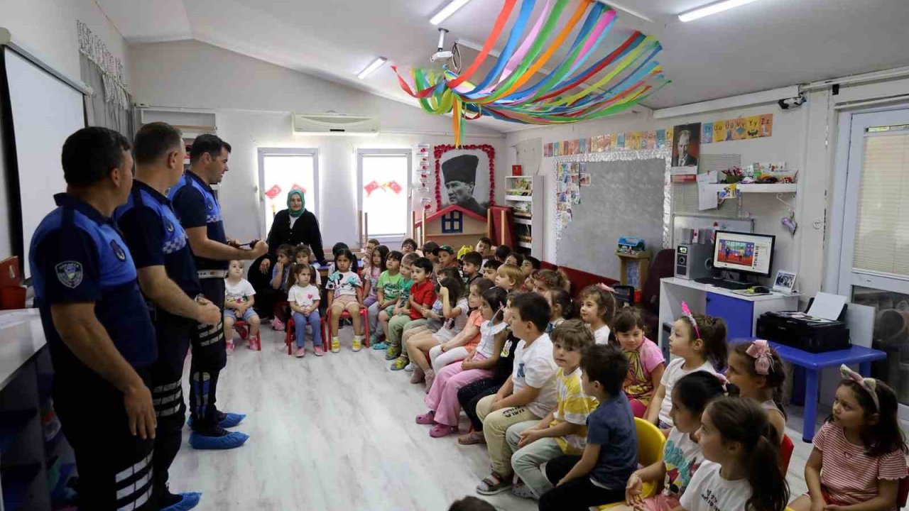 Miniklere trafikte uyulması gereken kuralları öğrettiler