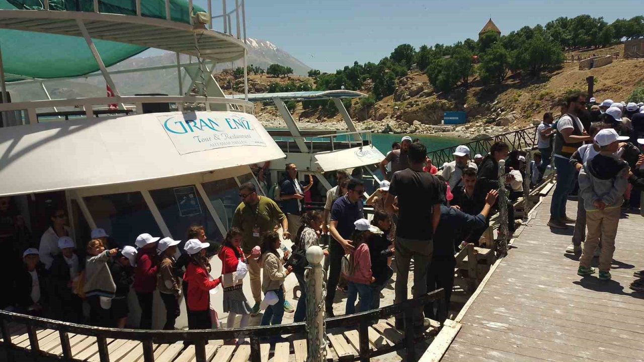 22. Akdamar Çocuk ve Gençlik Tiyatroları Şenliği sona erdi