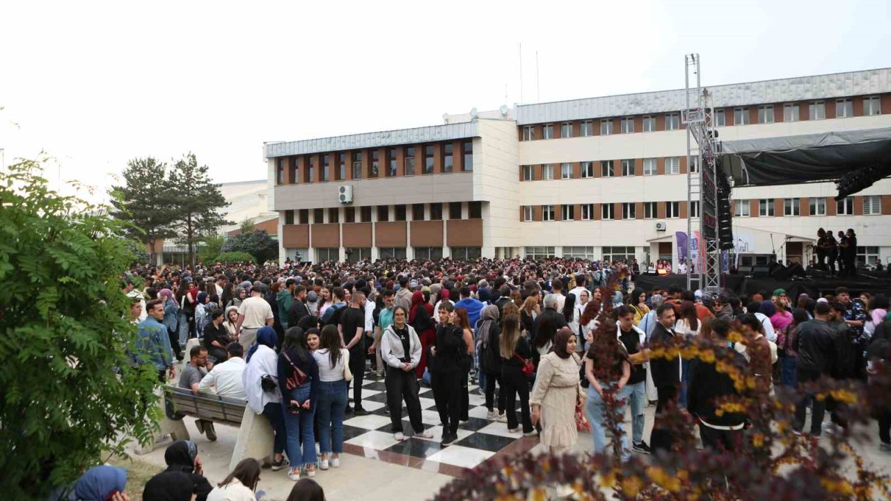 Atatürk Üniversitesi’nde bahar şenliği büyük bir coşkuyla tamamlandı