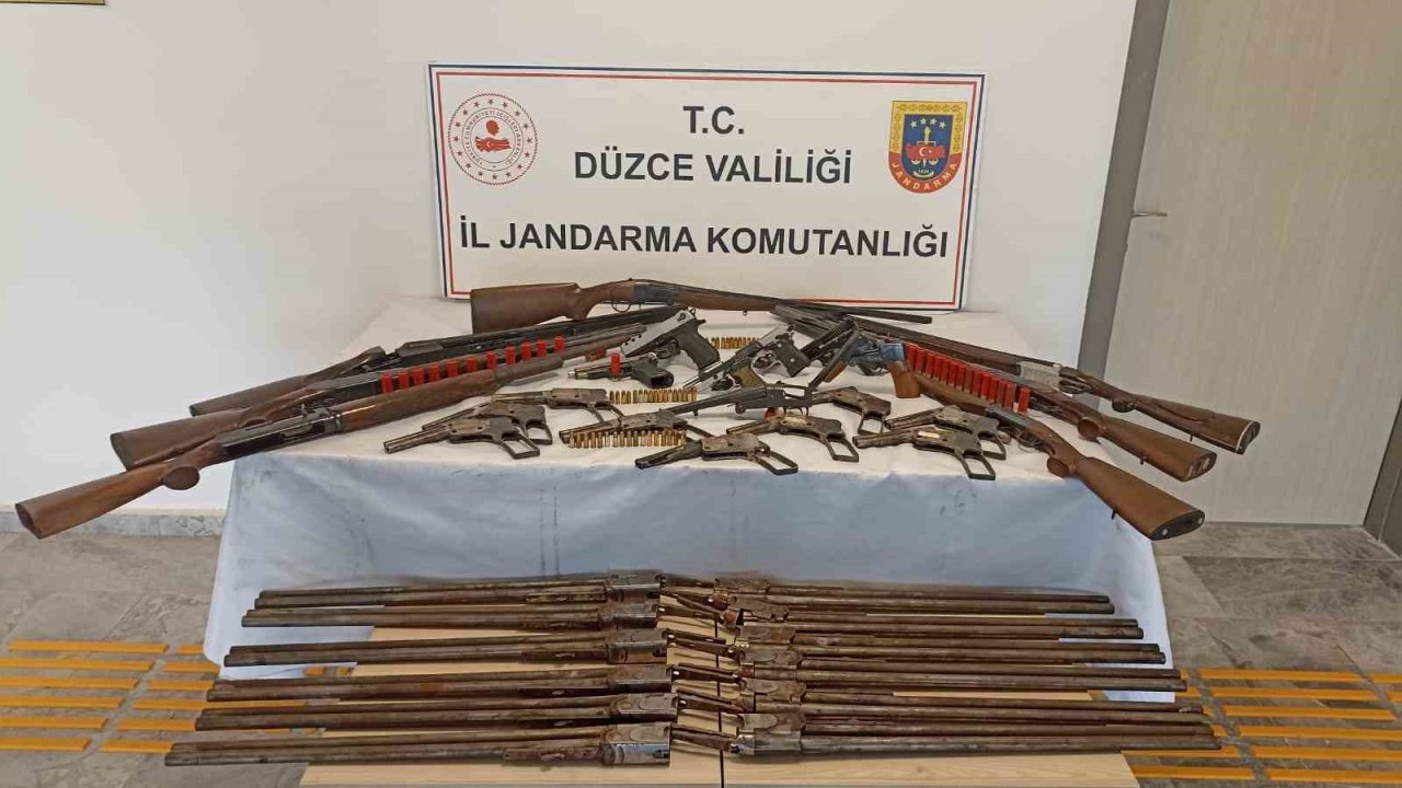 Düzce’de silah imalathanesine baskın: Çok sayıda ruhsatsız silah ve tüfek ele geçirildi