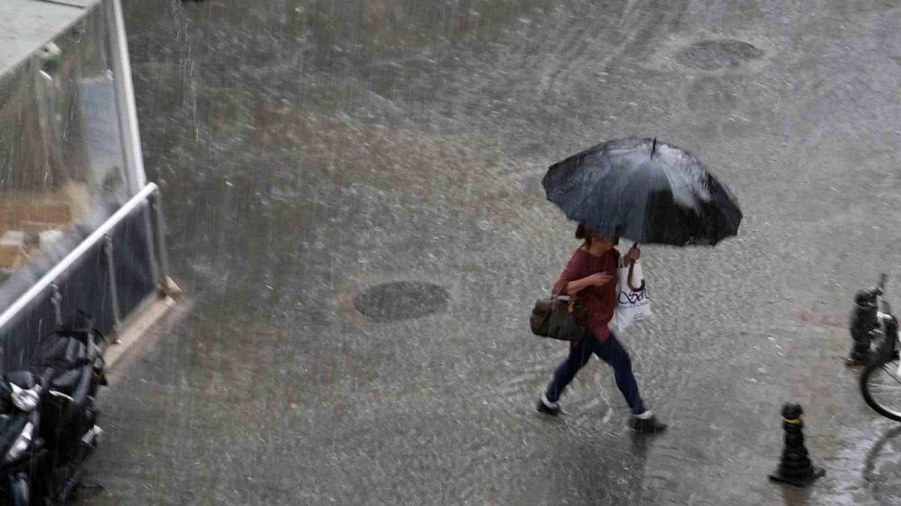 Muğla’da beklenen yağış erken geldi, vatandaşlar hazırlıksız yakalandı