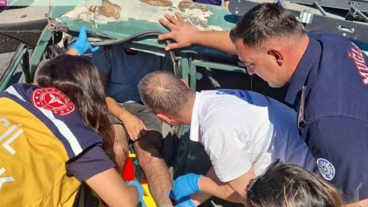 Araçta sıkışan vatandaşı itfaiye ekipleri kurtardı