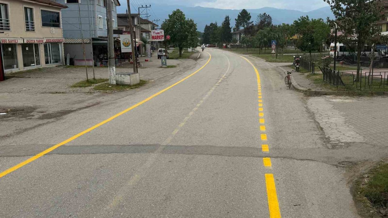 Düzce’de köy yollarında yol çizgileri yenilendi