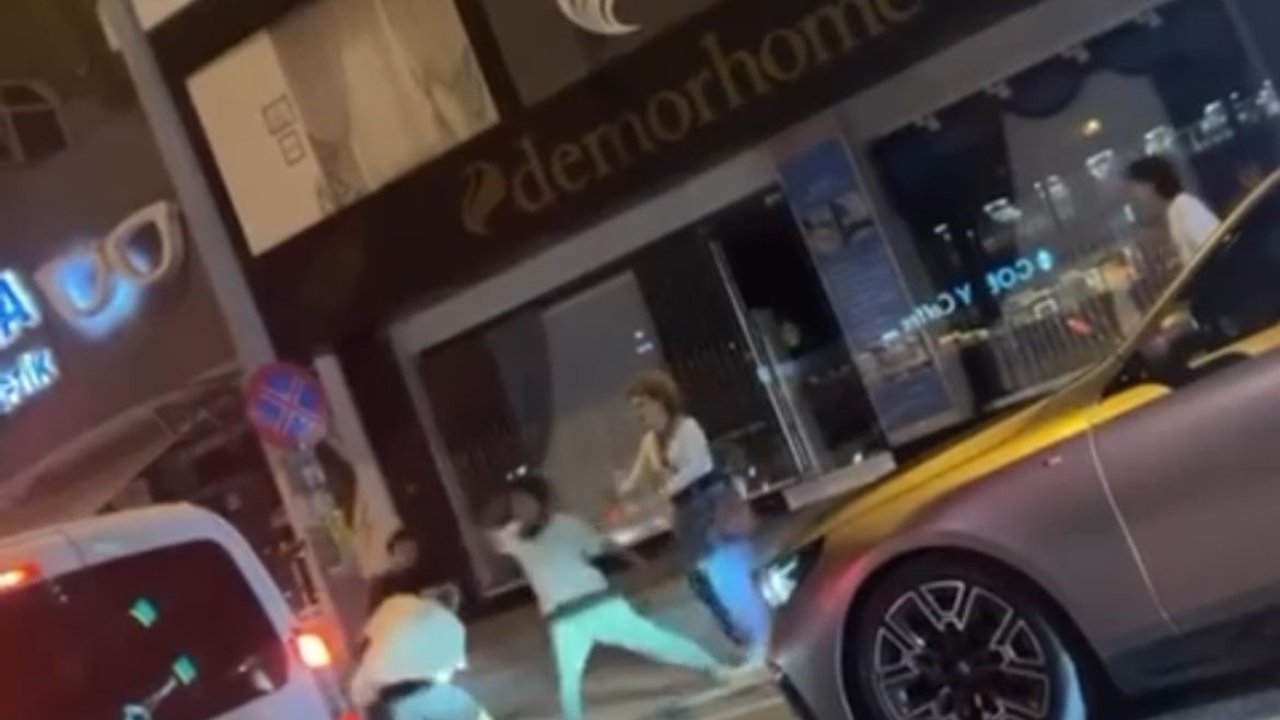 Gençler caddeyi boks ringine çevirdi, yumruklar havada uçuştu