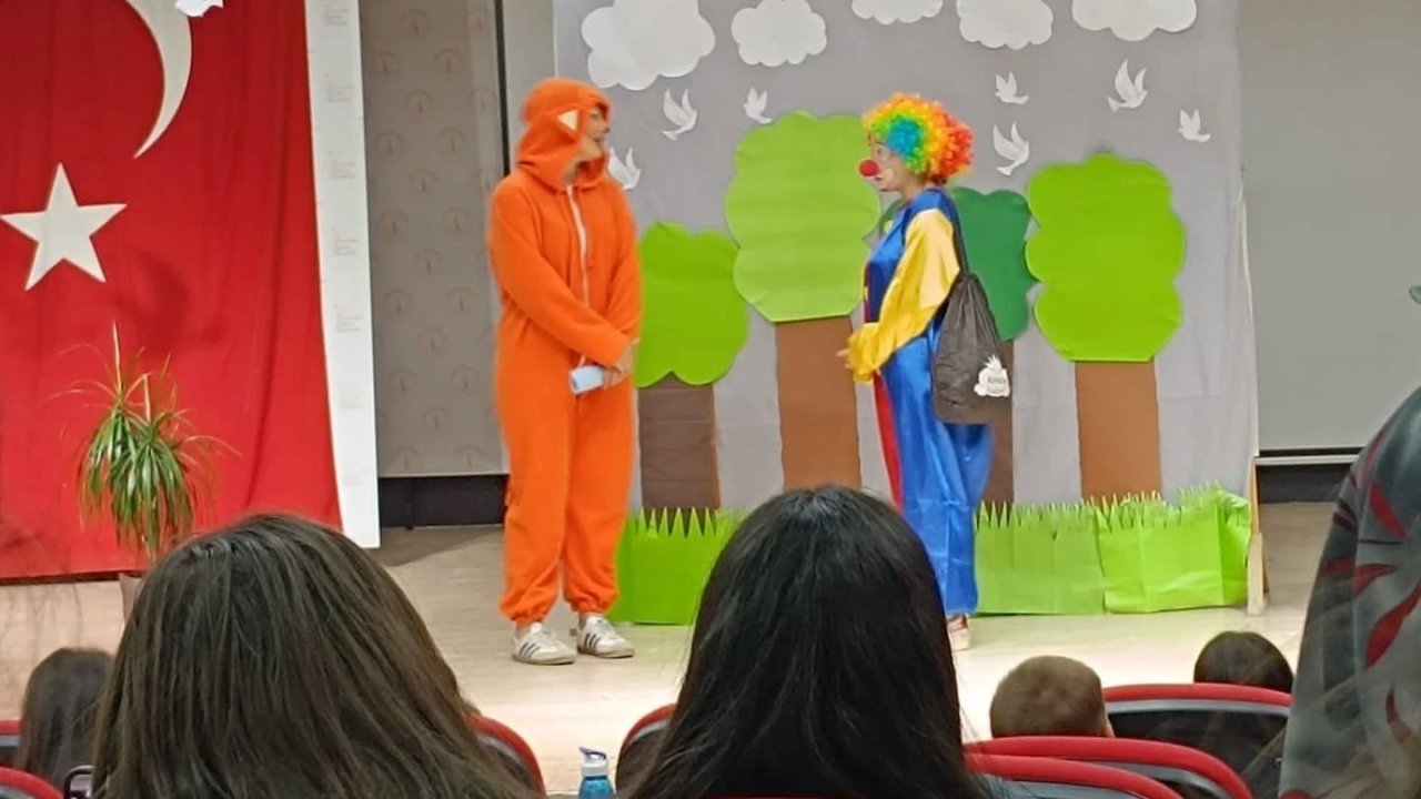 Altıntaş’ta çocuk tiyatrosu miniklerle buluştu