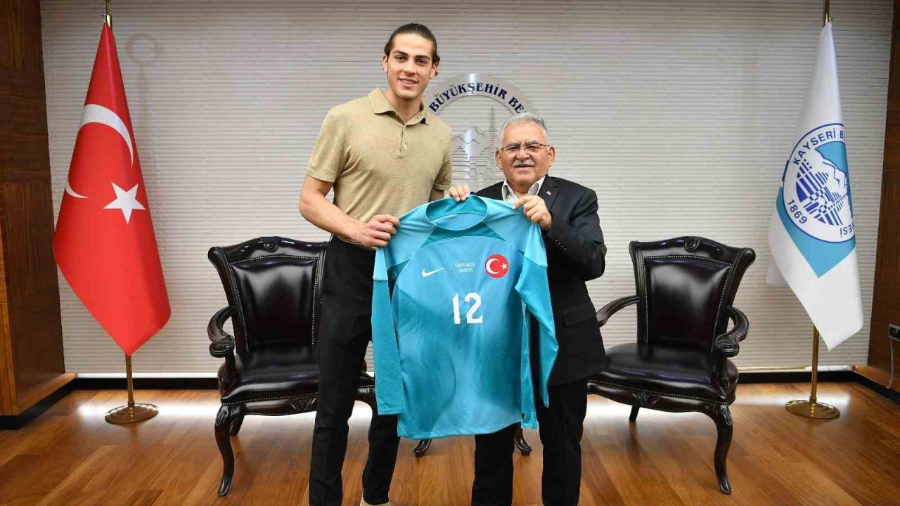 Milli kaleci Doğan Alemdar, Başkan Büyükkılıç’ı ziyaret etti