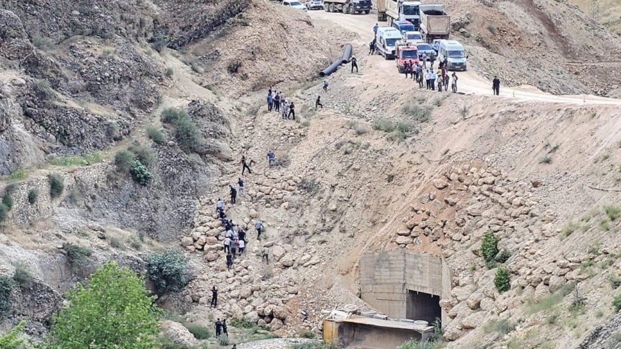 Hafriyat kamyonu devrildi: 1 yaralı