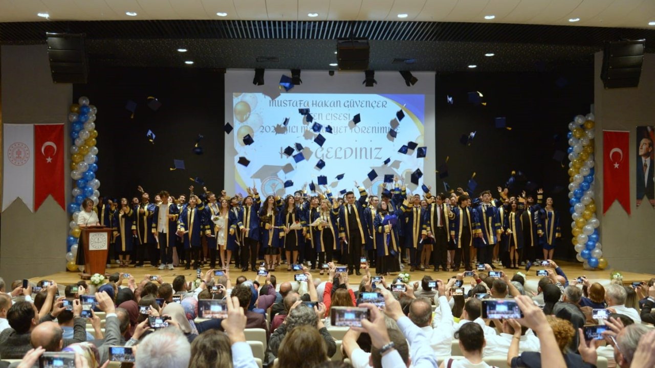 Mustafa Hakan Güvençer Fen Lisesi’nde mezuniyet coşkusu