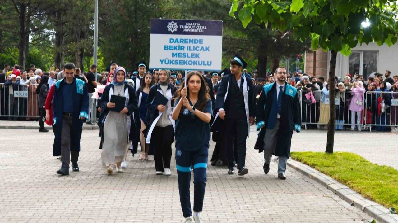 Malatya Turgut Özal Üniversitesi’nde mezuniyet coşkusu