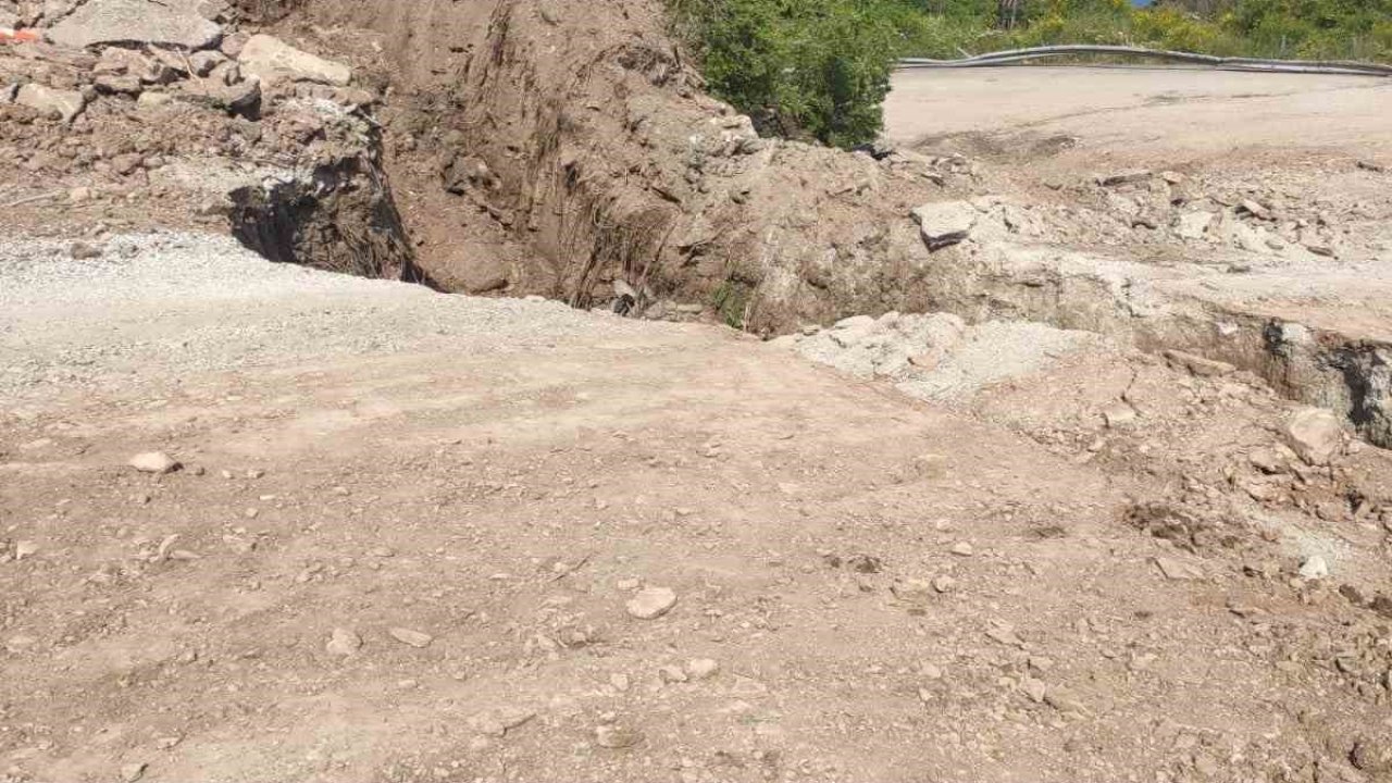 Kastamonu’da heyelan sebebiyle yol ulaşıma kapandı