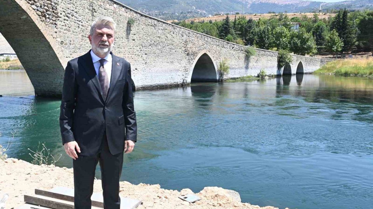 Depremde hasar gören 500 yıllık köprüde sona yaklaşıldı