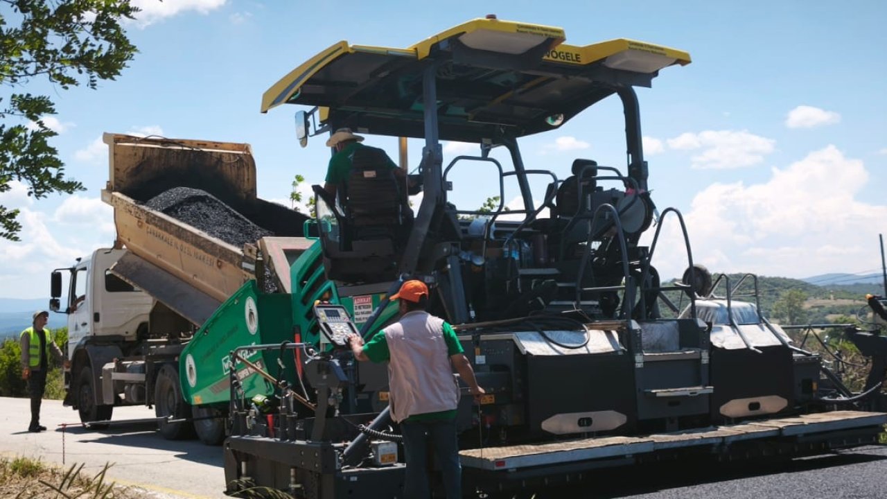 Çanakkale’de köy yollarında asfalt çalışmaları devam ediyor