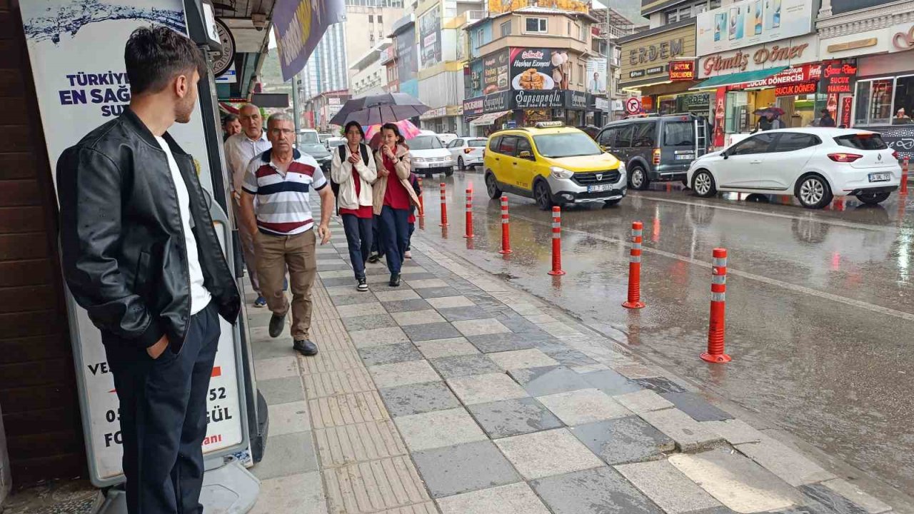 Afyonkarahisar’da beklenen yağış başladı, bir çok kişi zor anlar yaşadı