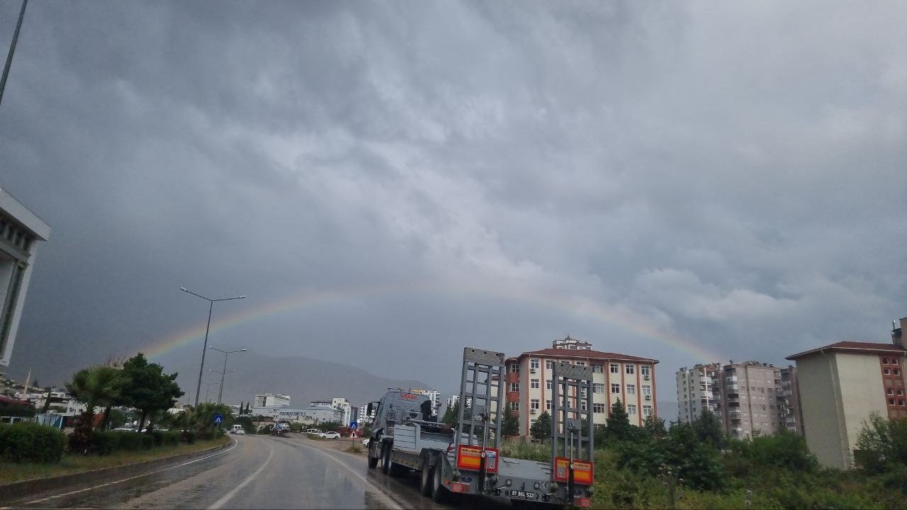 Yağmur sonrası gökkuşağı şöleni