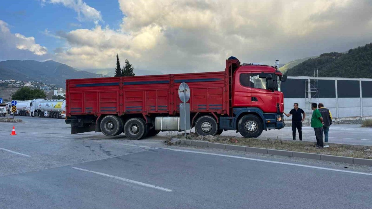 Kamyonet ile otomobil çarpıştı: 1 yaralı