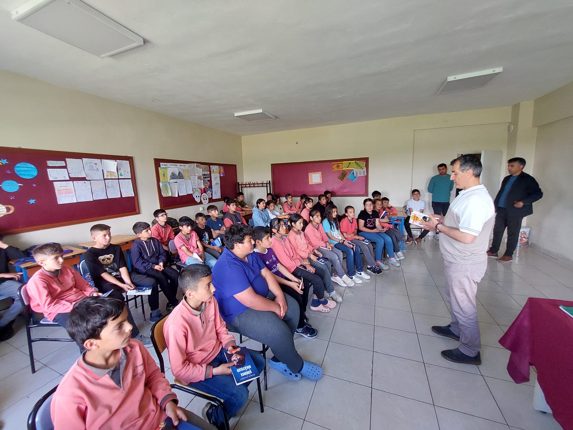Şair ve edebiyat Öğretmeni Murat Aybirdi okulda ağırlandı.