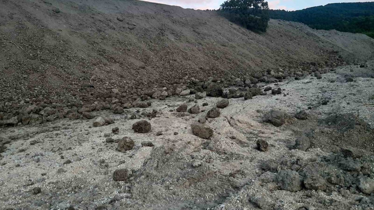 Karabük’te heyelan nedeniyle köy yolu ulaşıma kapandı