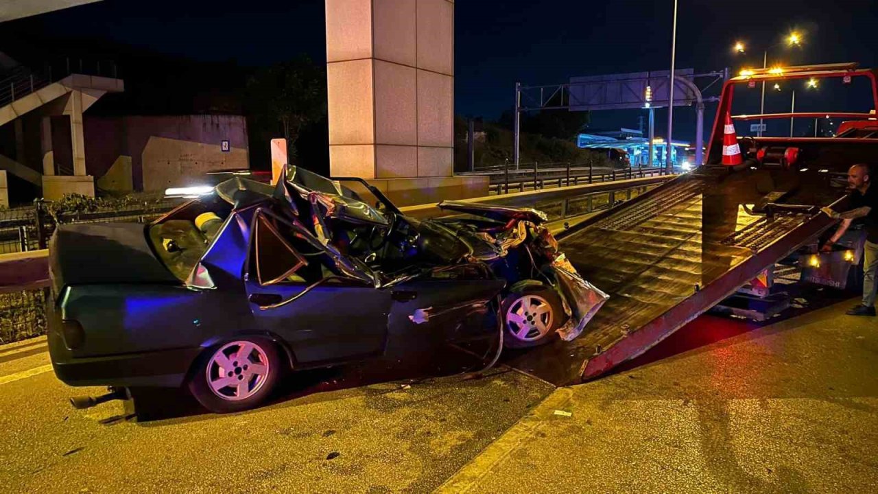 Kontrolden çıkan otomobil önce tıra sonra bariyerlere çarptı: 1 ağır yaralı