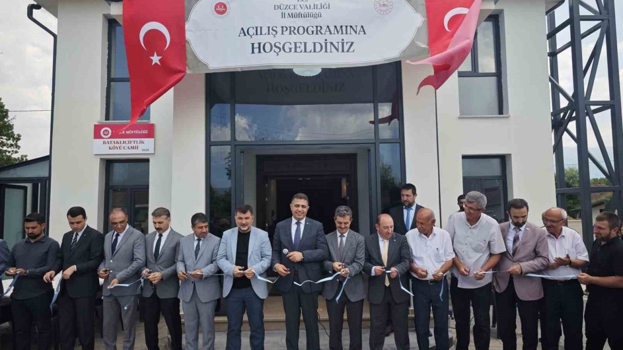 Depremde yıkılan bir cami daha yeniden inşa edildi