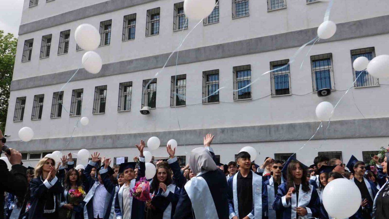 Gazze için beyaz balon uçurdular