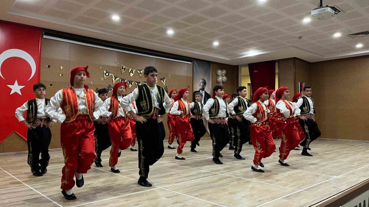 Halk oyunları gösterileri alkış aldı