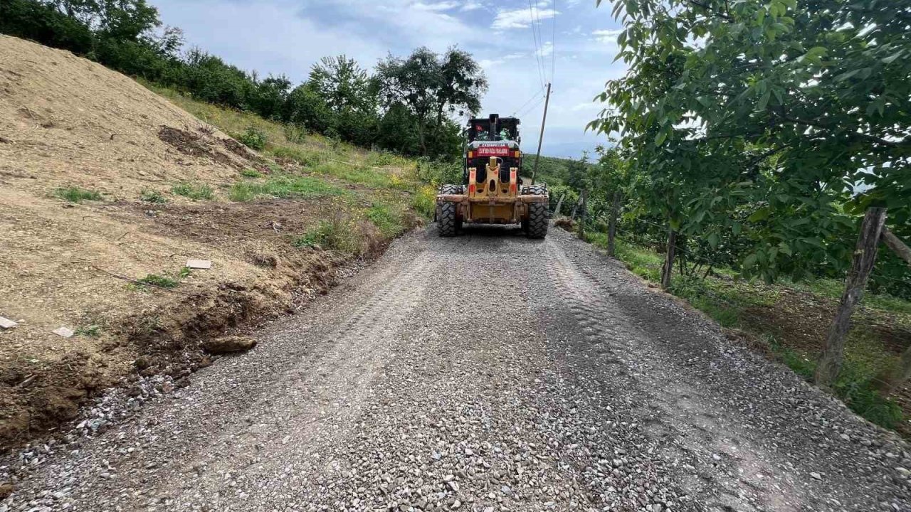 Malzemeli yol bakım çalışmaları sürüyor