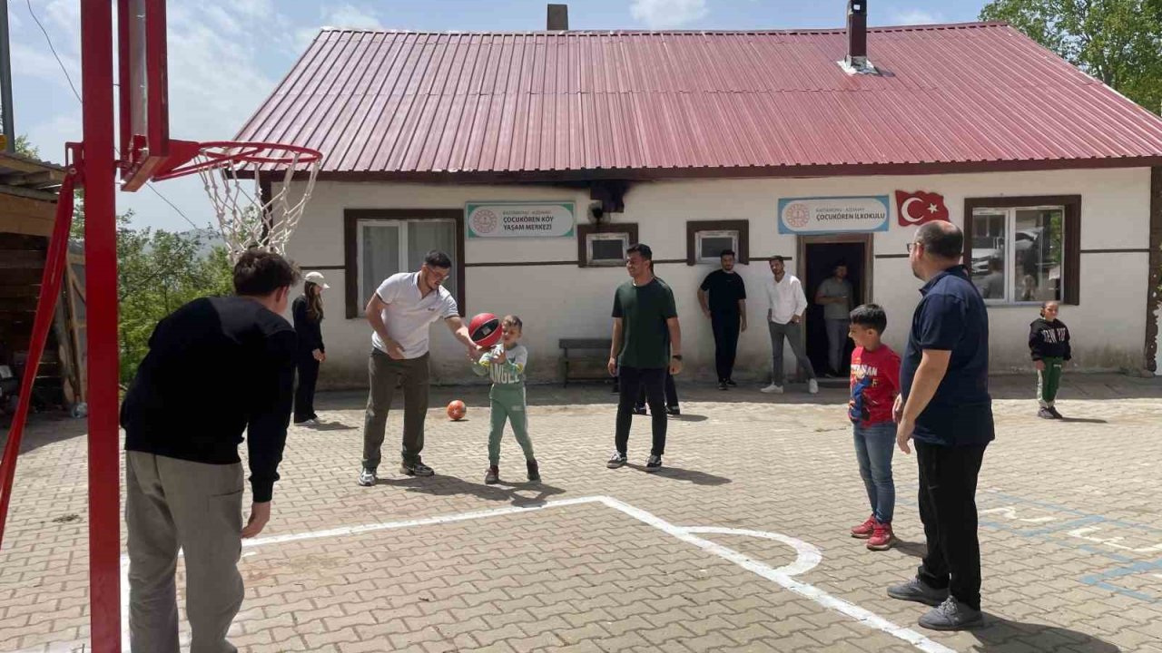 Üniversite öğrencilerinden köy okuluna anlamlı destek