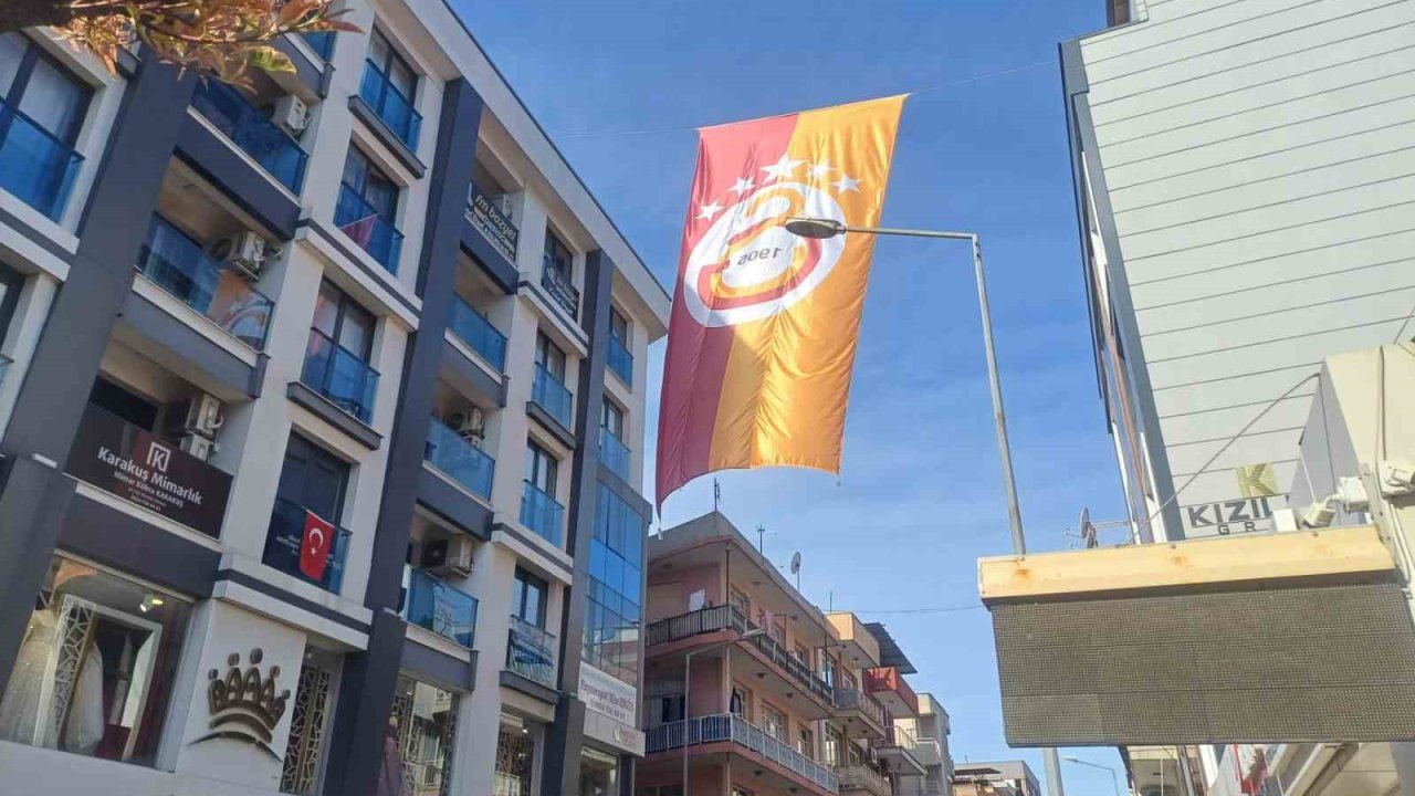Salihli’de caddelere Galatasaray bayrakları asıldı