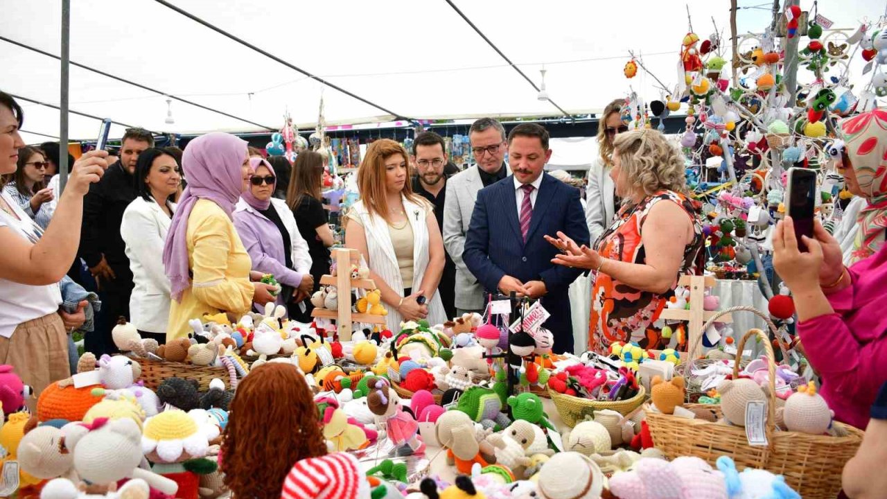 Biga’da kadın girişimcilerin el işi ürünleri sergilendi