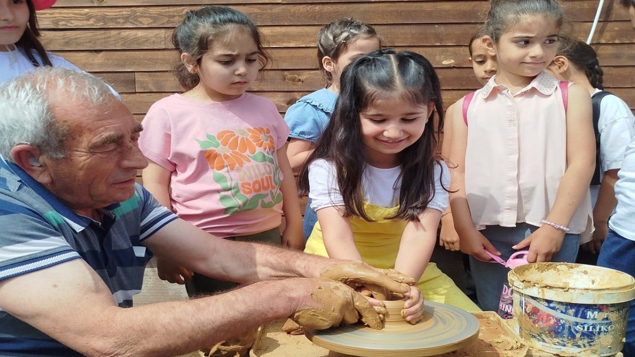 Minik eller çömlekle buluştu