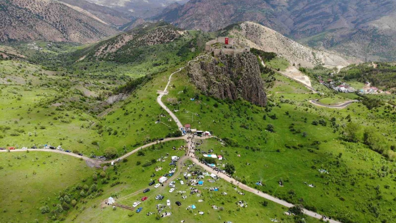 Kov Kalesi eteklerinde şenlik coşkusu