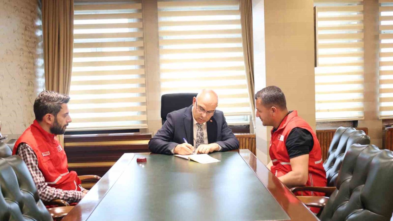 Ağrı Valisi Koç, kurbanını Gazze’deki ihtiyaç sahiplerine ulaştırmak üzere Türk Kızılayı’na verdi