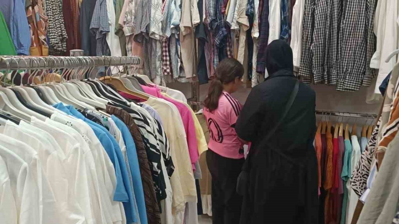 İhtiyaç sahiplerine bayram sevinci: Sosyal market kapılarını açtı