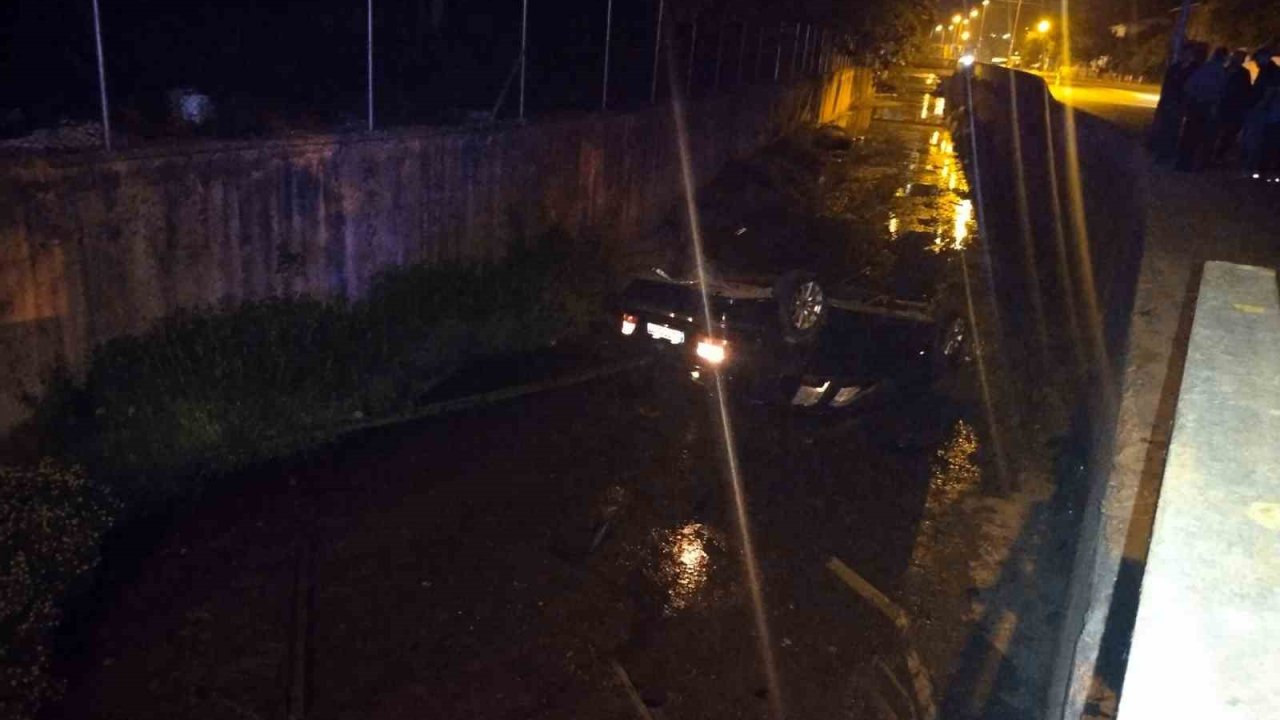 Beykoz’da kontrolden çıkan otomobil dereye uçtu: 1 yaralı