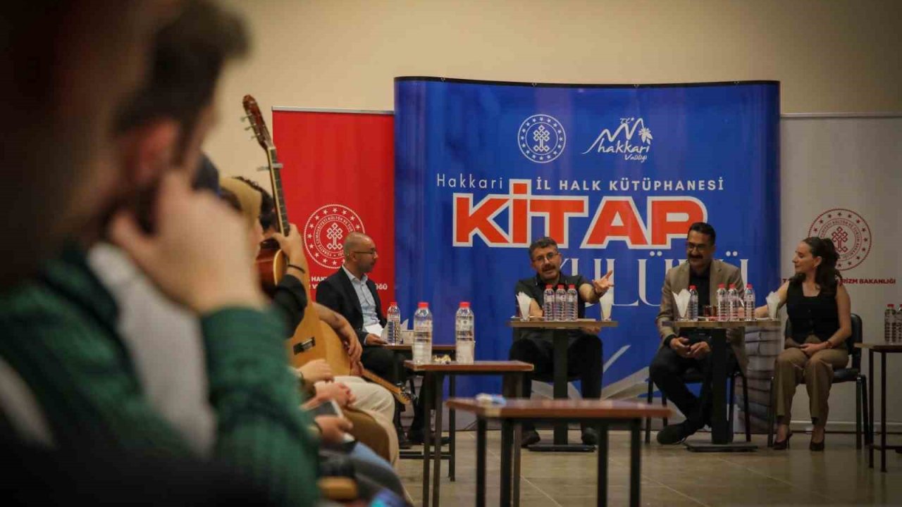 Vali Çelik, kütüphanede gençlerle bir araya geldi