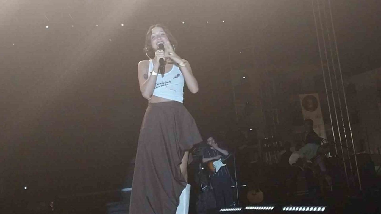 Mut kayısı festivalinde sanatçı Bilal Sonses ve Zeynep Bastık hayranlarını coşturdu