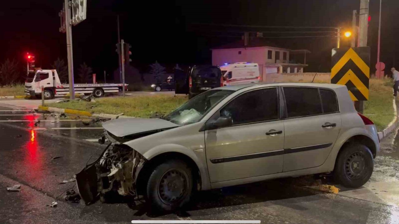 İki otomobilin çarpıştığı kazada 6 kişi yaralandı