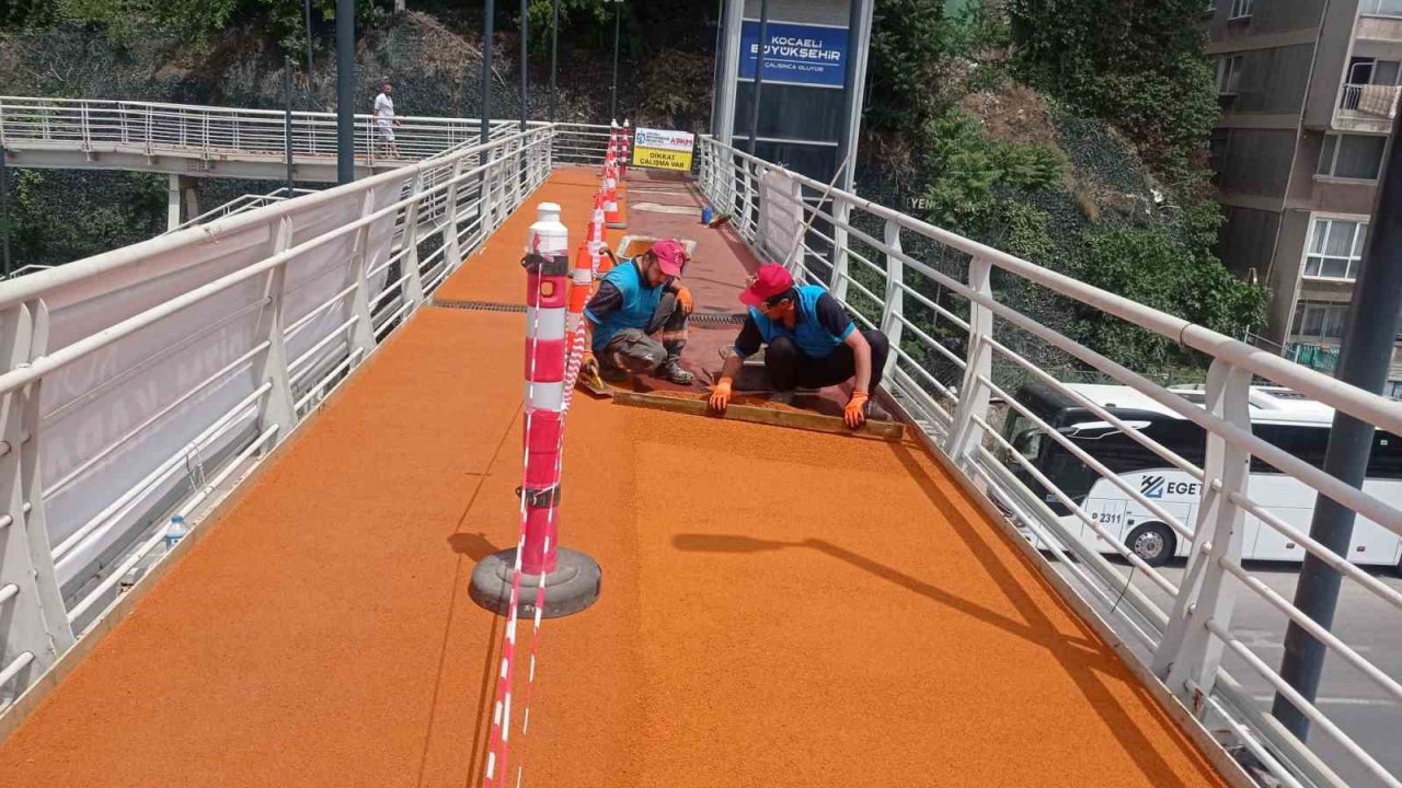 Üstgeçitlerin zemin kaplaması değiştiriliyor