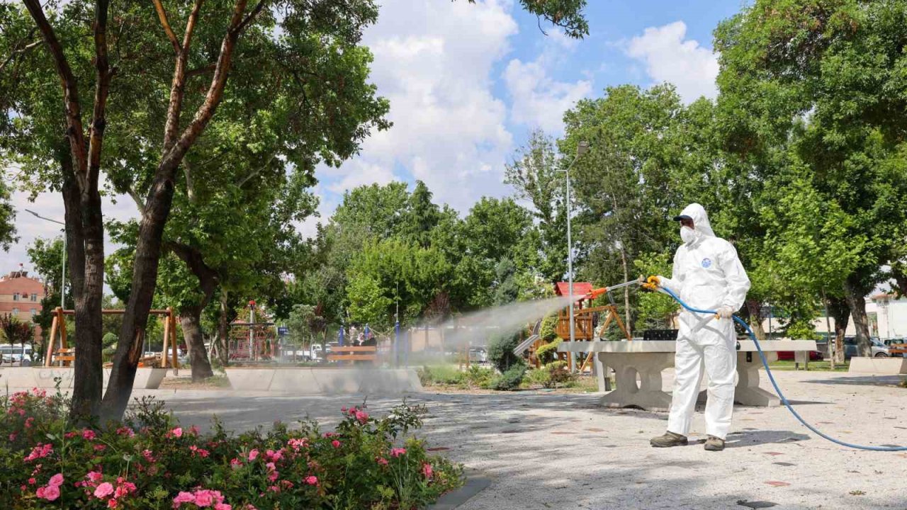 Selçuklu’da yeşil alanları ilaçlama çalışmaları devam ediyor