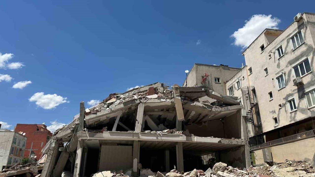 Yıkım çalışması yarım bırakılan bina tehlike saçıyor