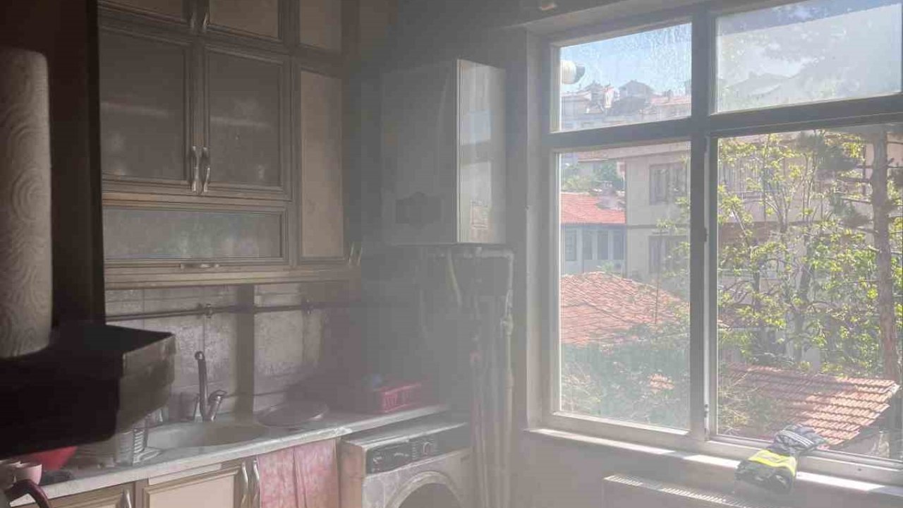 Mutfakta çıkan yangın evi küle çeviriyordu