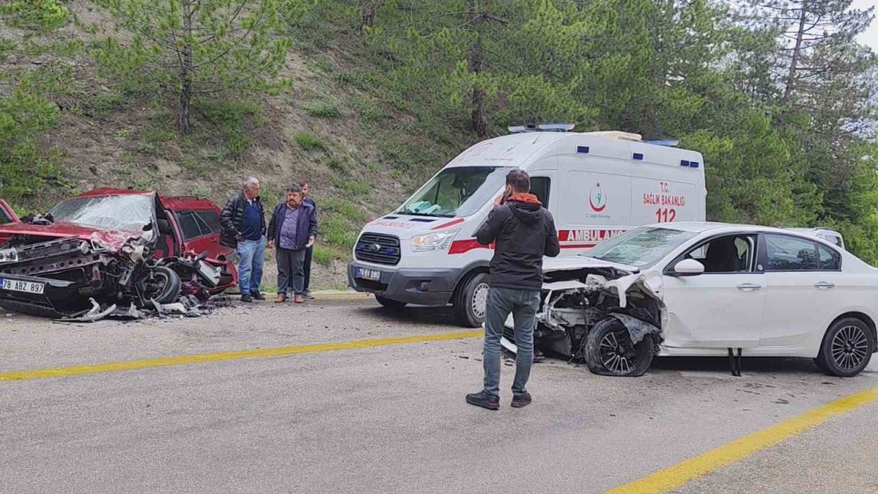 Karabük’te iki otomobil kafa kafaya çarpıştı: 8 yaralı