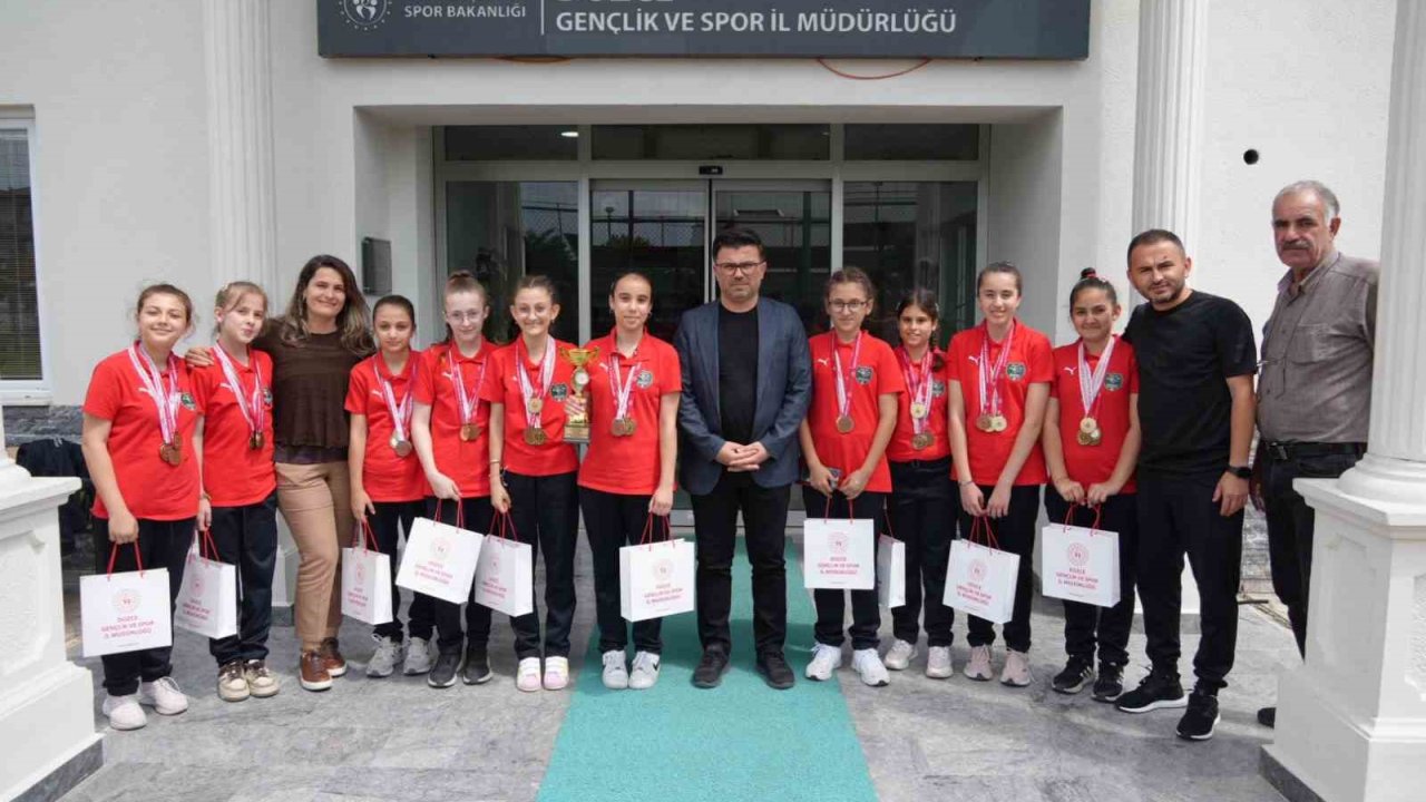 Yazıcı başarılı sporcuları ağıladı