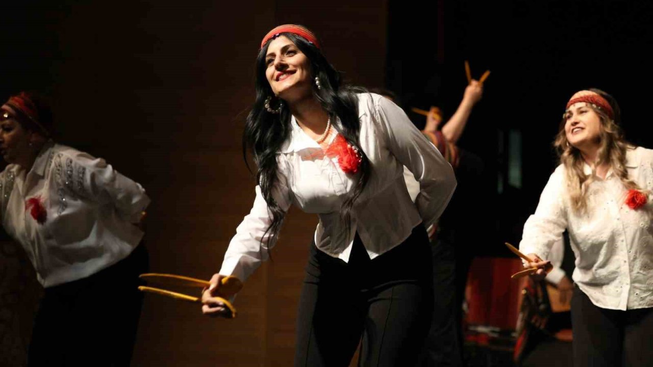 Bu gösteride salon hınca hınç doldu