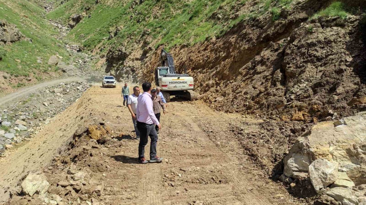 Batman’da kış sonrası köy ve mezra yollarında onarım ve genişletme çalışmaları başlatıldı